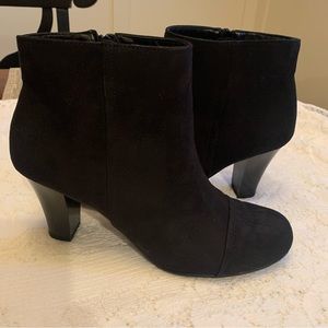 EUC - Aerosoles Black Suede Ankle Boots ✨